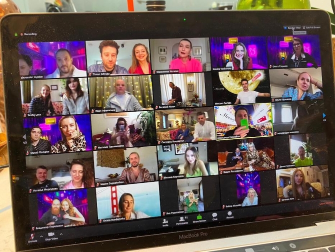 Гости первого онлайн благотворительного вечера фонда «Обнаженные сердца»